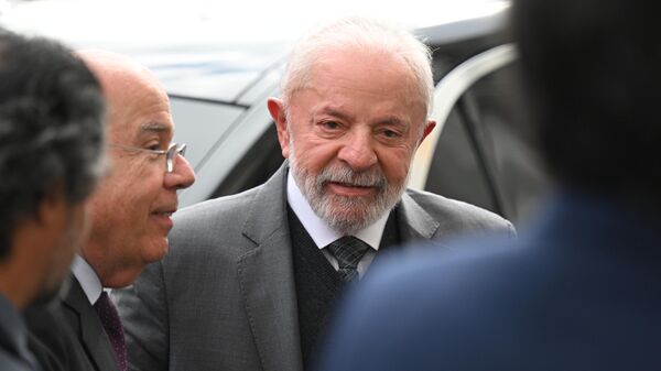 Presidente do Brasil, Luis Inácio Lula da Silva, e o chanceler Mauro Vieira chegam ao Kremlin, em Moscou, para as celebrações do Dia da Vitória, em 9 de maio de 2025 - Sputnik Brasil
