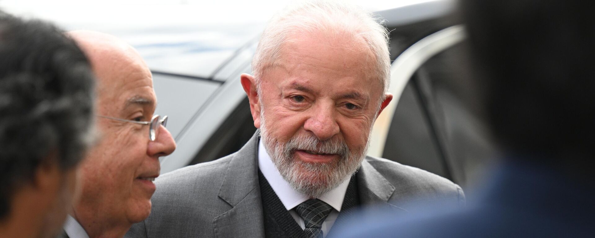 Presidente do Brasil, Luis Inácio Lula da Silva, e o chanceler Mauro Vieira chegam ao Kremlin, em Moscou, para as celebrações do Dia da Vitória, em 9 de maio de 2025 - Sputnik Brasil, 1920, 01.06.2025