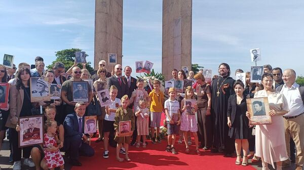 Parentes de militares russos mortos na Segunda Guerra Mundial prestam homenagem aos combatentes no Monumento dos Pracinhas, no Rio de Janeiro. Brasil, 9 de  maio de 2025 - Sputnik Brasil