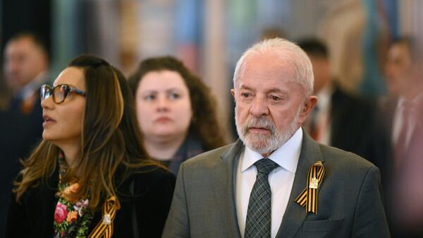 Presidente do Brasil, Luiz Inácio Lula da Silva, e a primeira dama, Janja Lula da Silva, usam a fita de São Jorge em homenagem aos patriotas que lutaram na Grande Guerra pela Pátria. Moscou, Rússia, 9 de maio de 2025 - Sputnik Brasil