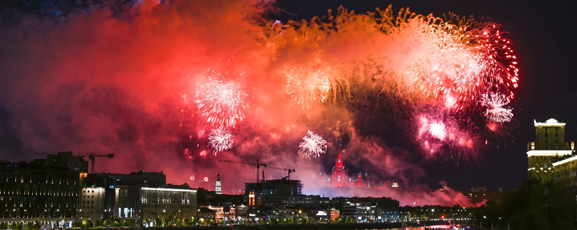 Show pirotécnico festivo em homenagem aos 80 anos do Dia da Vitória na Grande Guerra pela Pátria, como é conhecida na Rússia a Segunda Guerra Mundial. Moscou, 9 de maio de 2025 - Sputnik Brasil, 1920, 09.05.2025