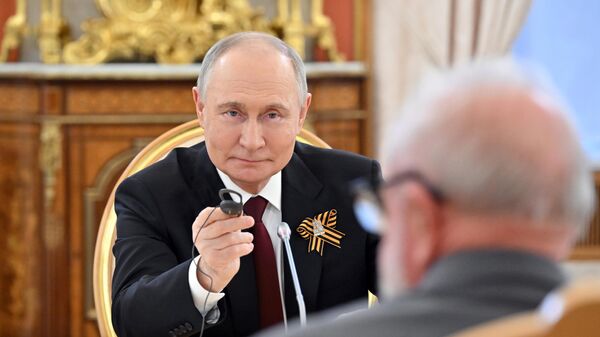 Presidentes do Brasil e da Rússia, Luiz Inácio Lula da Silva (de costas) e Vladimir Putin se encontram para reunião bilateral em Moscou. Rússia, 9 de maio de 2025 - Sputnik Brasil