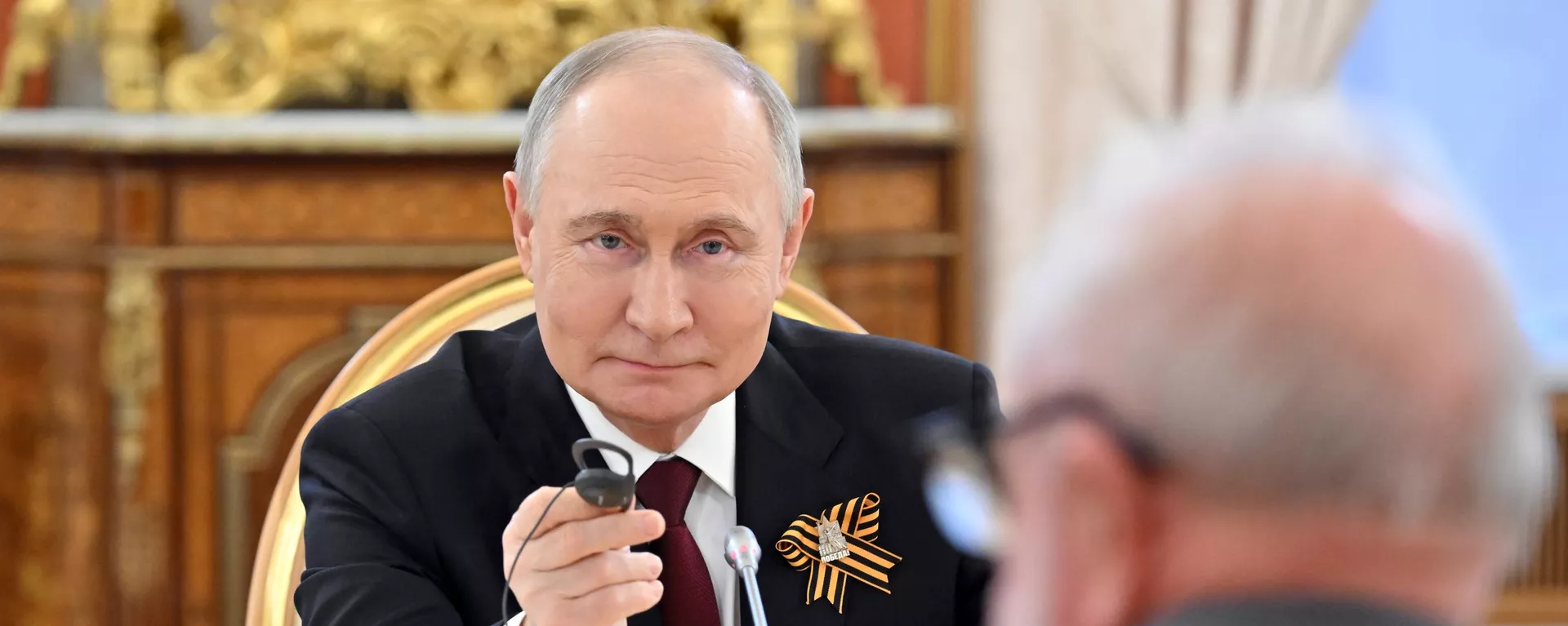 Presidentes do Brasil e da Rússia, Luiz Inácio Lula da Silva (de costas) e Vladimir Putin se encontram para reunião bilateral em Moscou. Rússia, 9 de maio de 2025 - Sputnik Brasil, 1920, 09.05.2025