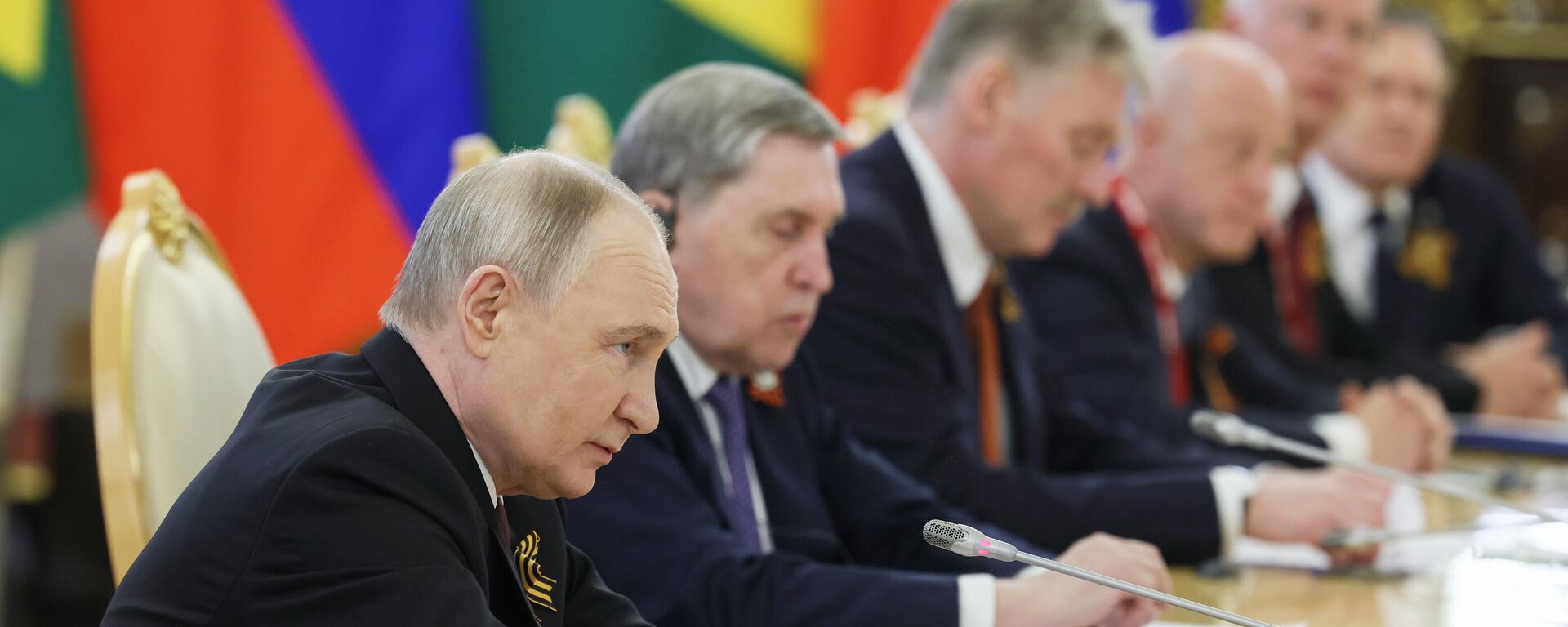 Presidente da Rússia, Vladimir Putin, durante encontro bilateral com o presidente brasileiro, Luis Inácio Lula da Silva, em Moscou, Rússia, 9 de maio de 2025 - Sputnik Brasil, 1920, 10.05.2025