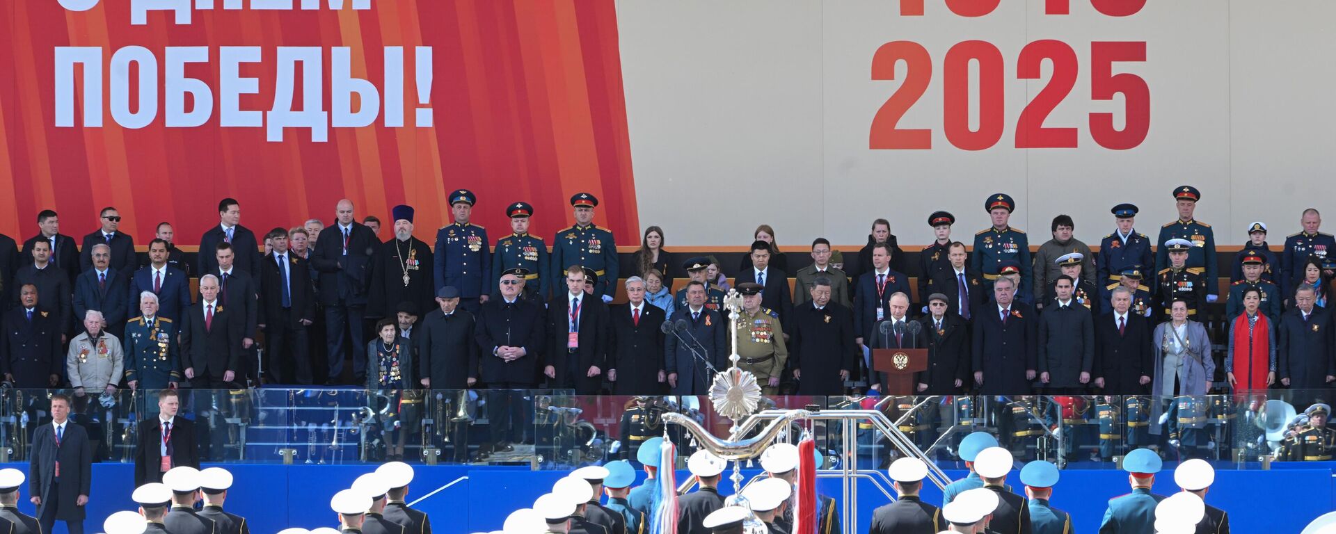 O presidente russo, Vladimir Putin, e líderes estrangeiros no desfile militar em homenagem ao 80º aniversário do Dia da Vitória - Sputnik Brasil, 1920, 30.06.2025