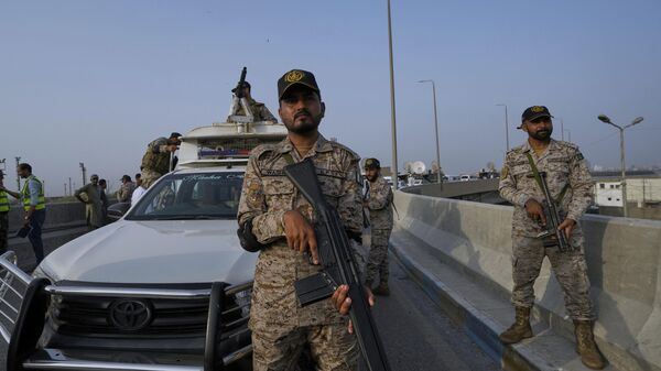 Soldados paramilitares de alerta em estrada perto do porto de Karachi após aumentarem as tensões militares entre o Paquistão e a Índia. Karachi, Paquistão, 9 de maio de 2025 - Sputnik Brasil