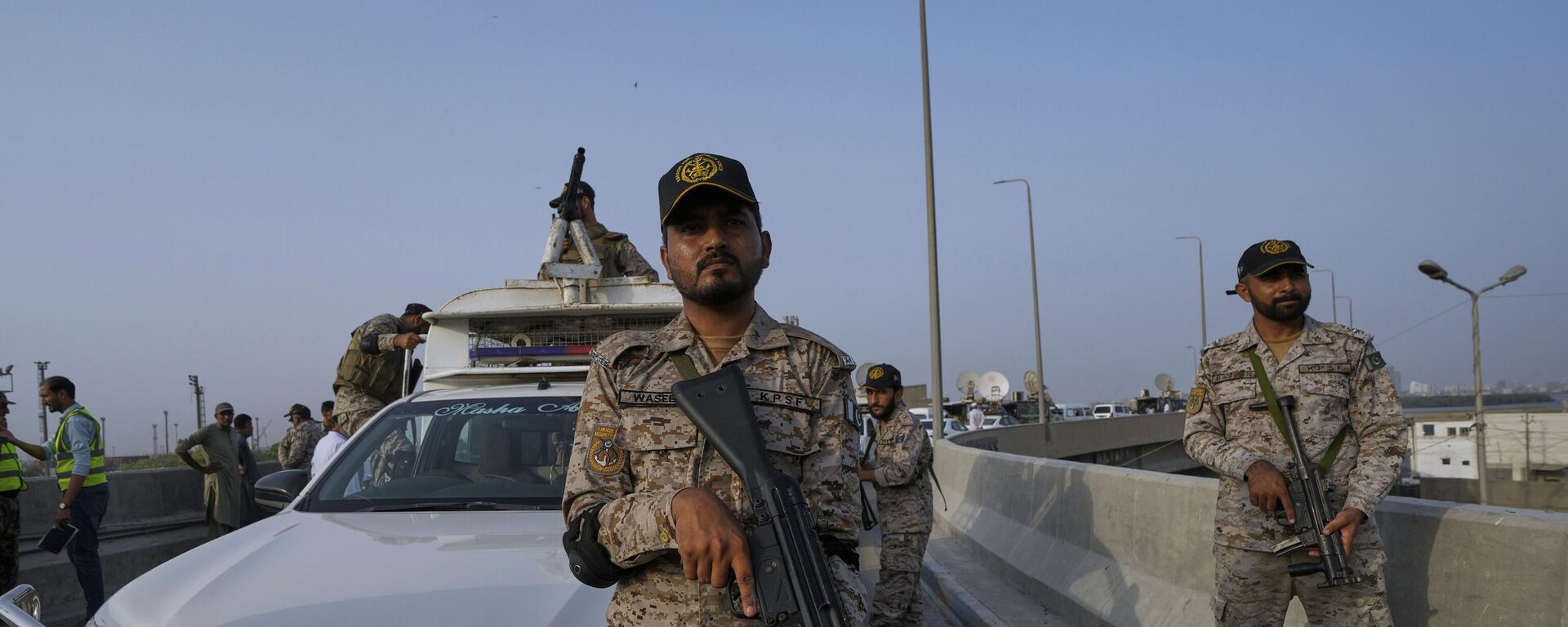 Soldados paramilitares de alerta em estrada perto do porto de Karachi após aumentarem as tensões militares entre o Paquistão e a Índia. Karachi, Paquistão, 9 de maio de 2025 - Sputnik Brasil, 1920, 09.05.2025