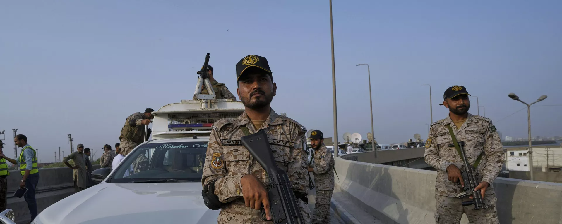 Soldados paramilitares de alerta em estrada perto do porto de Karachi após aumentarem as tensões militares entre o Paquistão e a Índia. Karachi, Paquistão, 9 de maio de 2025 - Sputnik Brasil, 1920, 09.05.2025