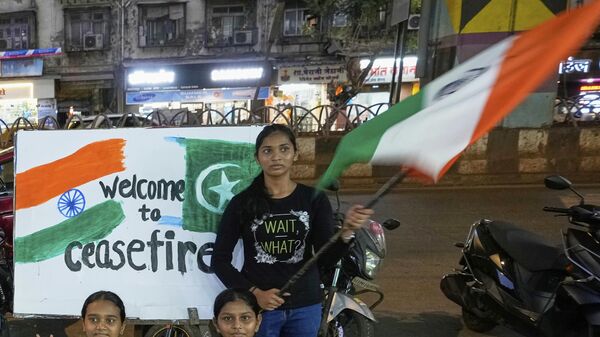 Alunos de uma escola de arte e seu professor comemoram o cessar-fogo entre a Índia e o Paquistão, em Mumbai, Índia, sábado, 10 de maio de 2025 Alunos de uma escola de arte e seu professor comemoram o cessar-fogo entre a Índia e o Paquistão, em Mumbai, Índia, sábado, 10 de maio de 2025 - Sputnik Brasil