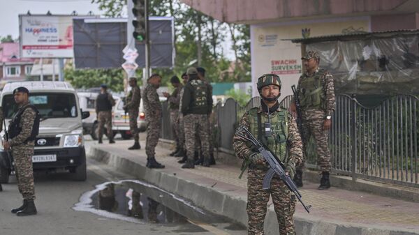Soldados paramilitares indianos montam guarda em um posto de controle temporário em uma estrada que leva ao aeroporto em Srinagar. Índia, 10 de maio de 2025 - Sputnik Brasil