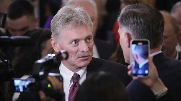 Dmitry Peskov fala com jornalistas em Moscou. Rússia, 8 de maio de 2025 - Sputnik Brasil