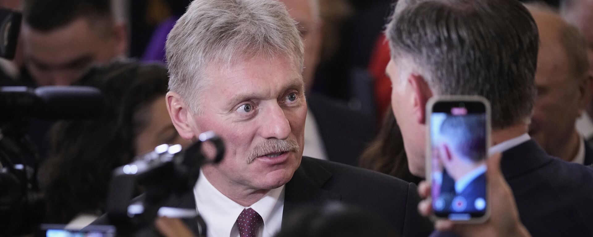 Dmitry Peskov fala com jornalistas em Moscou. Rússia, 8 de maio de 2025 - Sputnik Brasil, 1920, 10.05.2025