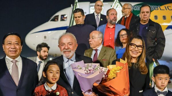 Lula desembarca em Pequim acompanhado de sua comitiva. China, 10 de maio de 2025 - Sputnik Brasil