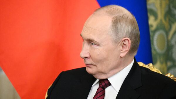 O presidente da Rússia, Vladimir Putin, durante encontro com o presidente da Ossétia do Sul, Alan Gagloev. Moscou, 10 de maio de 2025 - Sputnik Brasil
