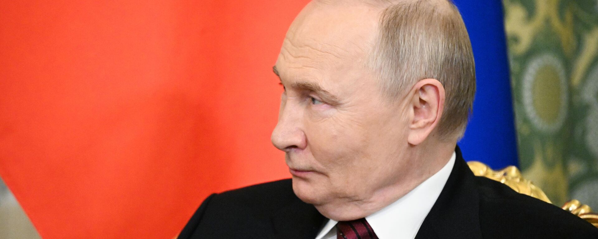 O presidente da Rússia, Vladimir Putin, durante encontro com o presidente da Ossétia do Sul, Alan Gagloev. Moscou, 10 de maio de 2025 - Sputnik Brasil, 1920, 11.05.2025