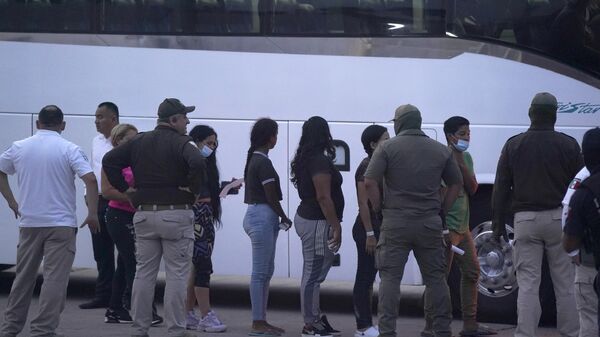 Imigrantes fazem fila para embarcar em um ônibus após serem deportados dos EUA de volta para Matamoros, no México Imigrantes fazem fila para embarcar em um ônibus após serem deportados dos EUA de volta para Matamoros, no México - Sputnik Brasil