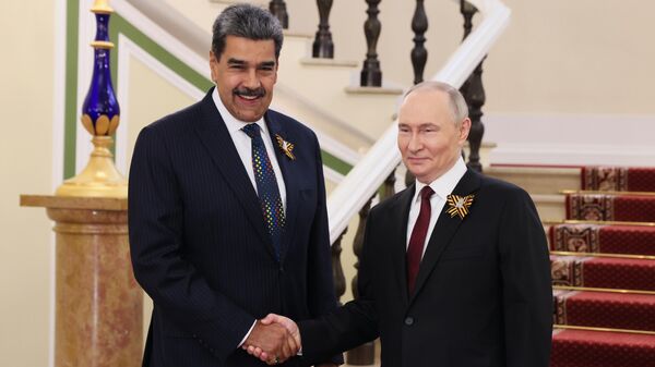 O presidente russo Vladimir Putin e seu homólogo venezuelano, Nicolás Maduro, durante uma reunião no Kremlin, 9 de maio de 2025 - Sputnik Brasil