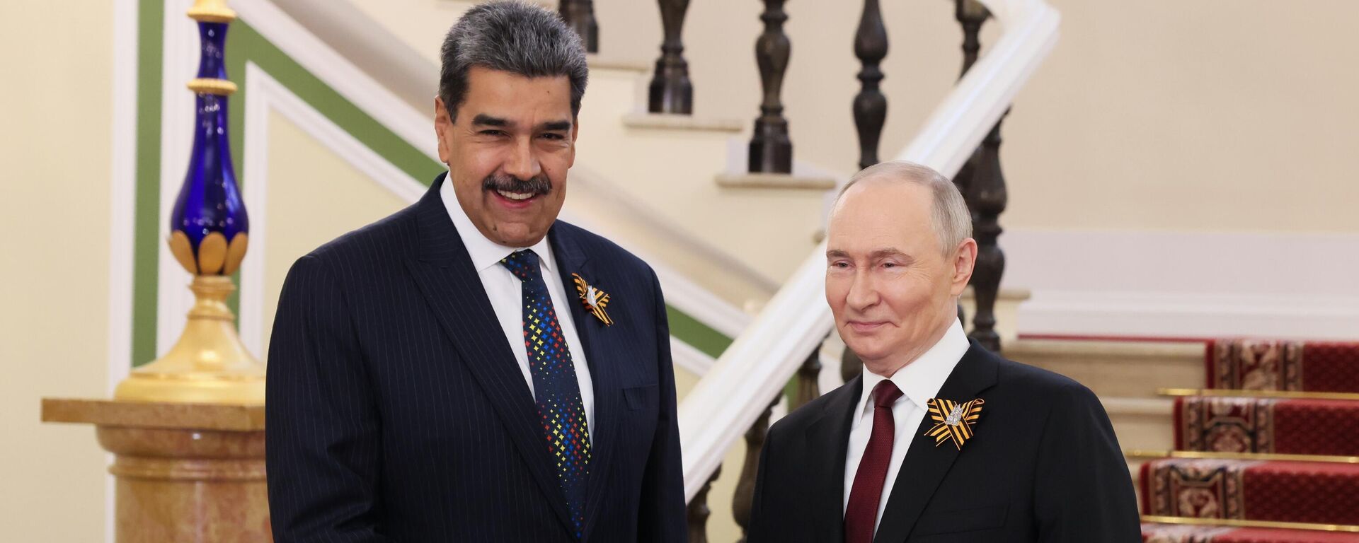 O presidente russo Vladimir Putin e seu homólogo venezuelano, Nicolás Maduro, durante uma reunião no Kremlin, 9 de maio de 2025 - Sputnik Brasil, 1920, 04.11.2025