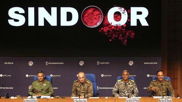 Da esquerda para a direita: marechal do ar AK Bharti, diretor geral de operações militares, tenente-general Rajiv Ghai, vice-almirante AN Pramod e major-general SS Sharda discursam em coletiva de imprensa em Nova Deli, 11 de maio de 2025 - Sputnik Brasil