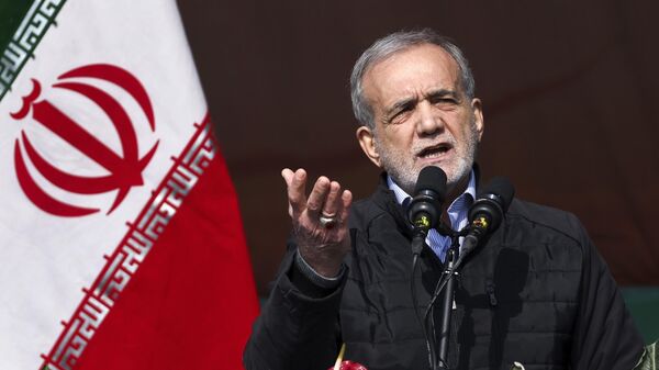 Masoud Pezeshkian discursa durante um comício em comemoração ao aniversário da Revolução Islâmica de 1979, em Teerã, Irã, segunda-feira, 10 de fevereiro de 2025 - Sputnik Brasil