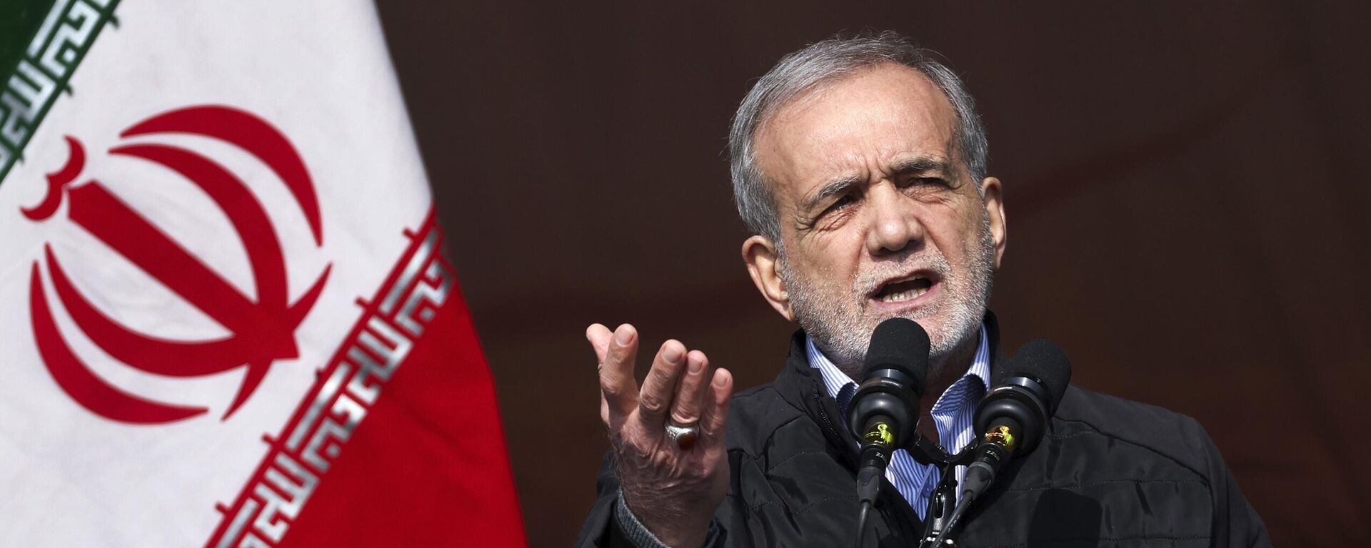 Masoud Pezeshkian discursa durante um comício em comemoração ao aniversário da Revolução Islâmica de 1979, em Teerã, Irã, segunda-feira, 10 de fevereiro de 2025 - Sputnik Brasil, 1920, 22.07.2025