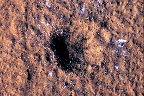 Blocos de gelo d'água do tamanho de uma rocha podem ser vistos ao redor da borda de uma cratera de impacto em Marte, conforme observado pela câmera HiRISE a bordo da sonda Mars Reconnaissance Orbiter da NASA, 24 de dezembro de 2021 - Sputnik Brasil