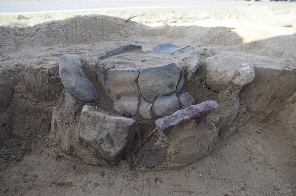 Urna da Idade do Bronze Tardia encontrada durante escavações arqueológicas perto de Moisburg, Alemanha - Sputnik Brasil