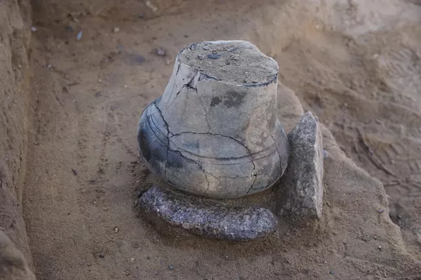 Urna da Idade do Bronze Tardia encontrada durante escavações arqueológicas perto de Moisburg, Alemanha - Sputnik Brasil