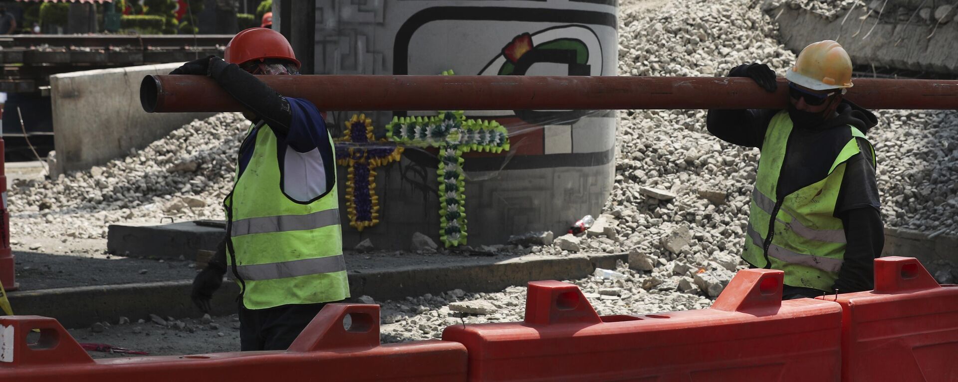 Trabalhadores mexicanos removem destroços do desabamento do viaduto da Linha 12 do metrô, na Cidade do México, 12 de maio de 2021 Trabalhadores mexicanos removem destroços do desabamento do viaduto da Linha 12 do metrô, na Cidade do México, 12 de maio de 2021 - Sputnik Brasil, 1920, 12.05.2025