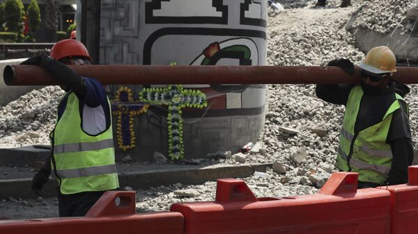 Trabalhadores mexicanos removem destroços do desabamento do viaduto da Linha 12 do metrô, na Cidade do México, 12 de maio de 2021 - Sputnik Brasil