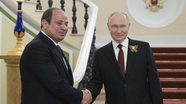 O presidente russo, Vladimir Putin, cumprimenta o presidente egípcio, Abdel Fattah al-Sisi (E), antes do desfile militar do Dia da Vitória em Moscou, Rússia, 9 de maio de 2025 - Sputnik Brasil