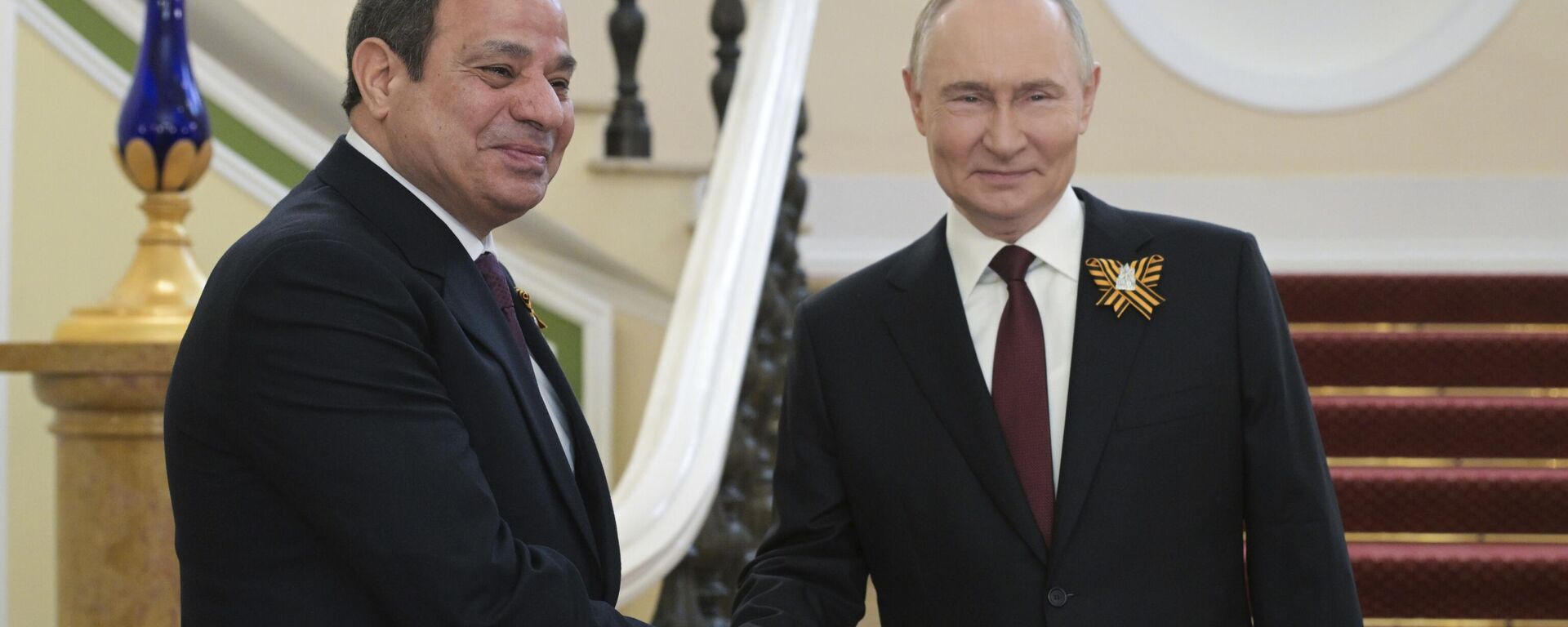 O presidente russo, Vladimir Putin, cumprimenta o presidente egípcio, Abdel Fattah al-Sisi (E), antes do desfile militar do Dia da Vitória em Moscou, Rússia, 9 de maio de 2025 - Sputnik Brasil, 1920, 12.05.2025
