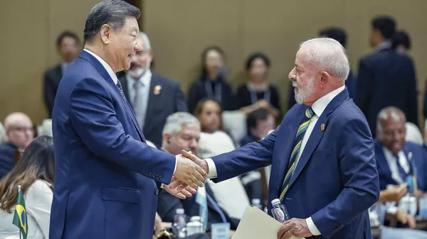 O presidente da República, Luiz Inácio Lula da Silva, cumprimenta seu homólogo chinês Xi Jinping, por ocasião da sessão de abertura do IV Fórum CELAC-China, no China National Convention Center II, Pequim, 13 de maio de 2025 - Sputnik Brasil