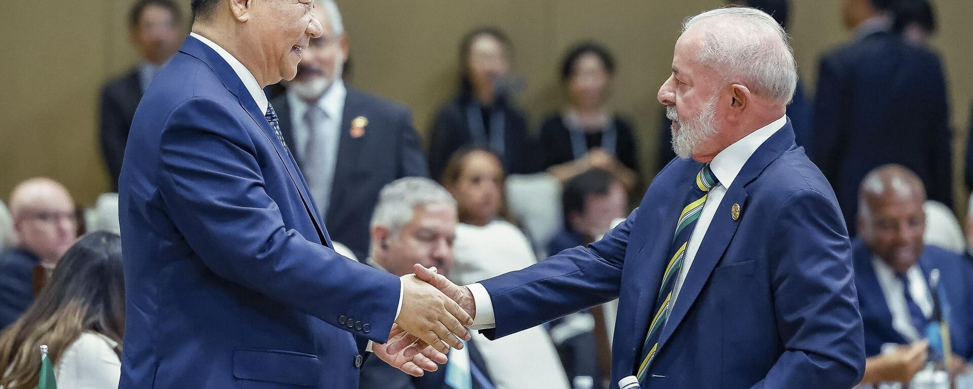 O presidente da República, Luiz Inácio Lula da Silva, cumprimenta seu homólogo chinês Xi Jinping, por ocasião da sessão de abertura do IV Fórum CELAC-China, no China National Convention Center II, Pequim, 13 de maio de 2025 - Sputnik Brasil, 1920, 13.05.2025