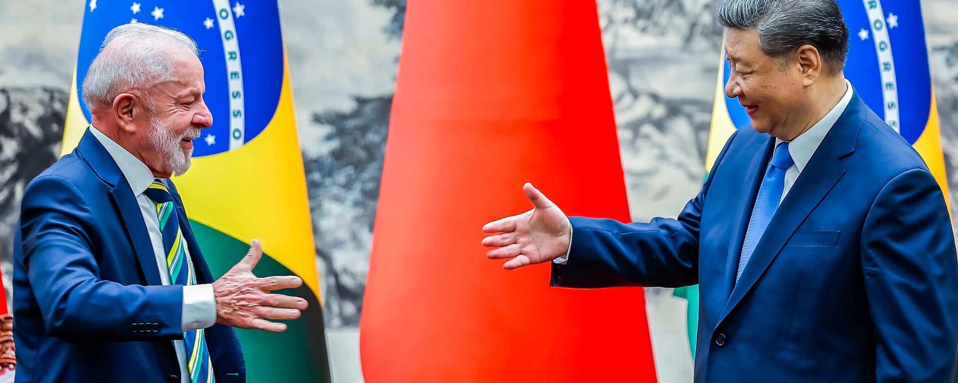 O presidente do Brasil, Luiz Inácio Lula da Silva, e seu homólogo chinês, Xi Jinping, durante a cerimônia de assinatura de acordos no Palácio do Povo. Pequim, China, 13 de maio de 2025 - Sputnik Brasil, 1920, 13.05.2025