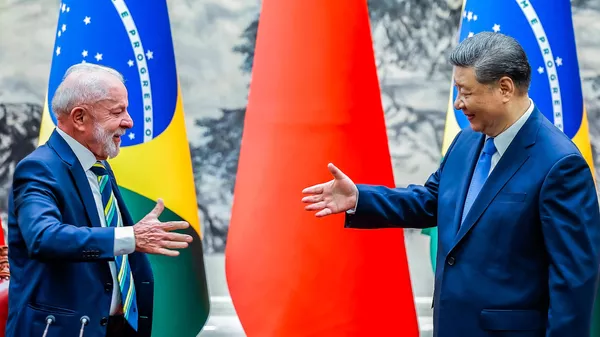 O presidente do Brasil, Luiz Inácio Lula da Silva, e seu homólogo chinês, Xi Jinping, durante a cerimônia de assinatura de acordos no Palácio do Povo. Pequim, China, 13 de maio de 2025 - Sputnik Brasil
