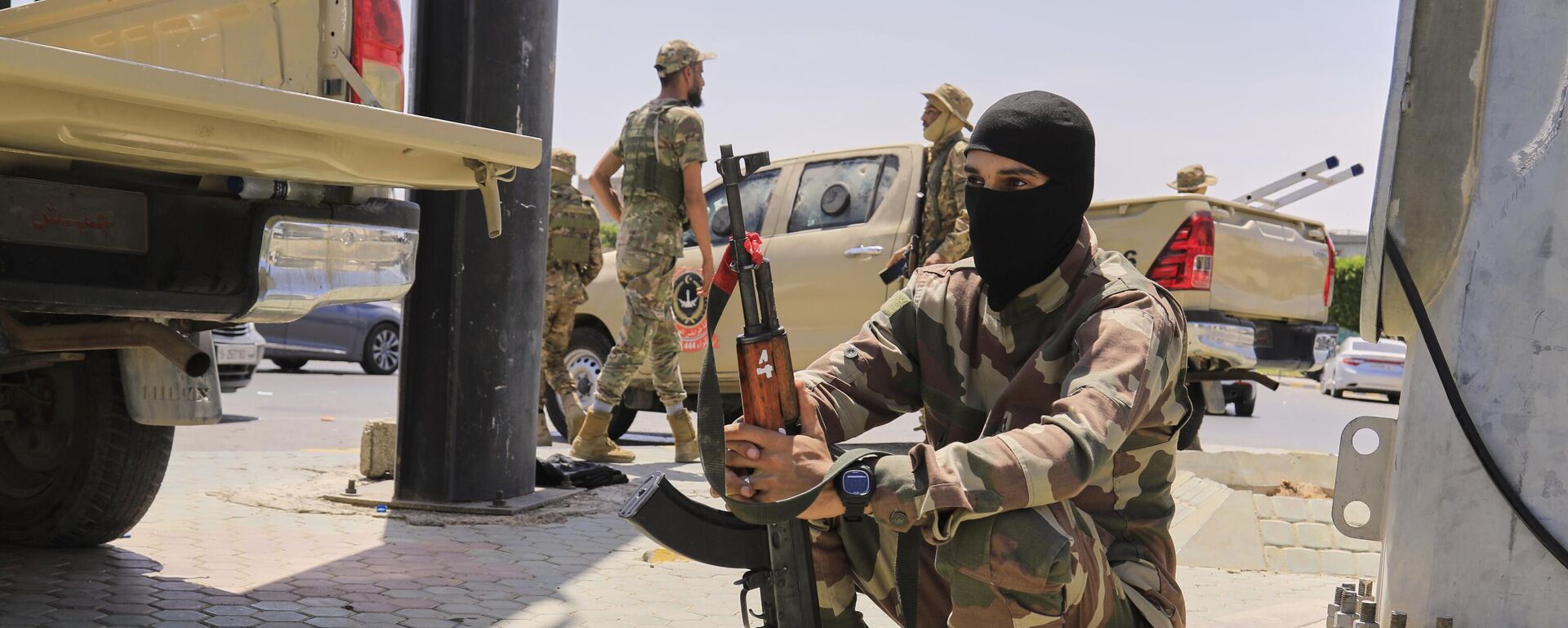 Um soldado líbio descansa perto de um posto de controle em Trípoli, Líbia, 13 de maio de 2025.  - Sputnik Brasil, 1920, 14.05.2025