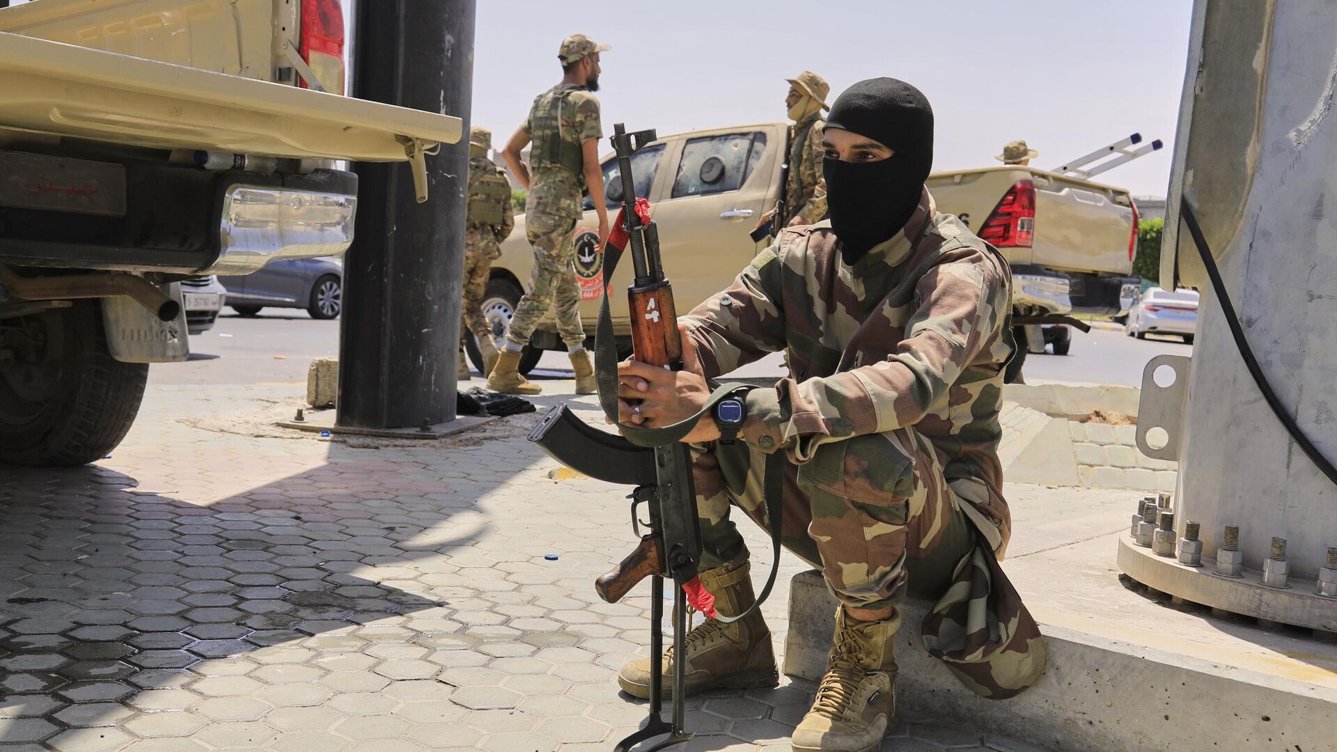 Um soldado líbio descansa perto de um posto de controle em Trípoli, Líbia, 13 de maio de 2025. Um soldado líbio descansa perto de um posto de controle em Trípoli, Líbia, 13 de maio de 2025. - Sputnik Brasil, 1920, 14.05.2025