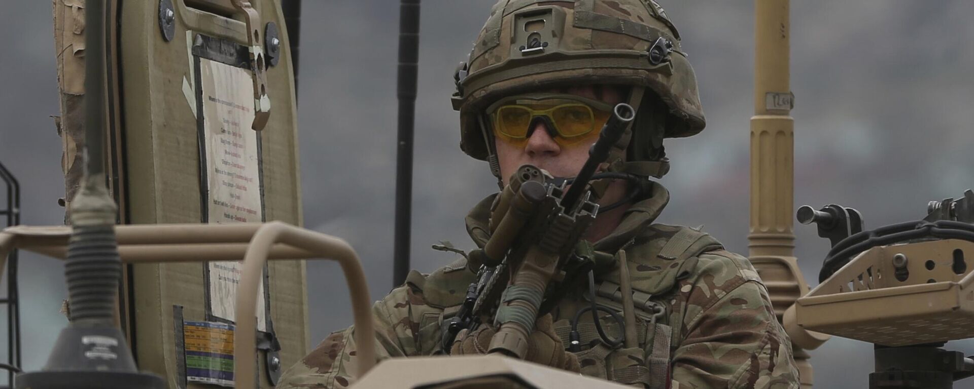 Um soldado britânico da Missão de Apoio Resoluto liderada pela OTAN chega ao local de um ataque em Cabul, Afeganistão, 25 de março de 2020 - Sputnik Brasil, 1920, 13.11.2025