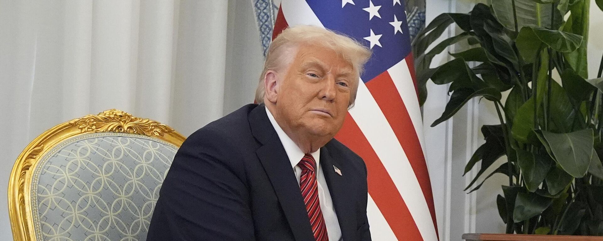 O presidente dos EUA, Donald Trump, e o emir do Catar, sheik Tamim bin Hamad al-Thani, se encontram no Amiri Diwan em Doha, Catar, 14 de maio de 2025 - Sputnik Brasil, 1920, 06.08.2025