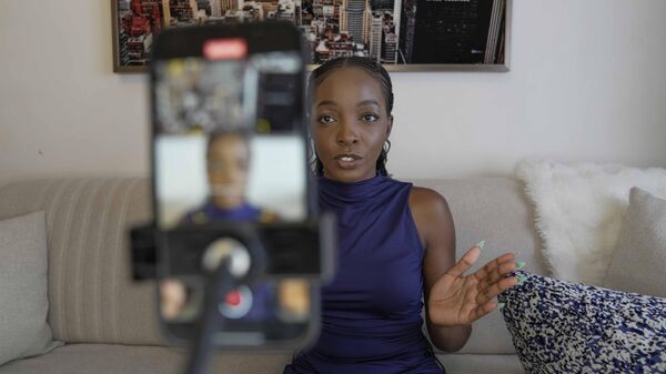 Valerie Akoko, criadora de conteúdo digital, grava um vídeo para TikTok em sua casa em Tatu City, uma cidade startup que busca resolver os problemas de urbanização da África, em Nairóbi, Quênia, sexta-feira, 25 de outubro de 2024.  - Sputnik Brasil