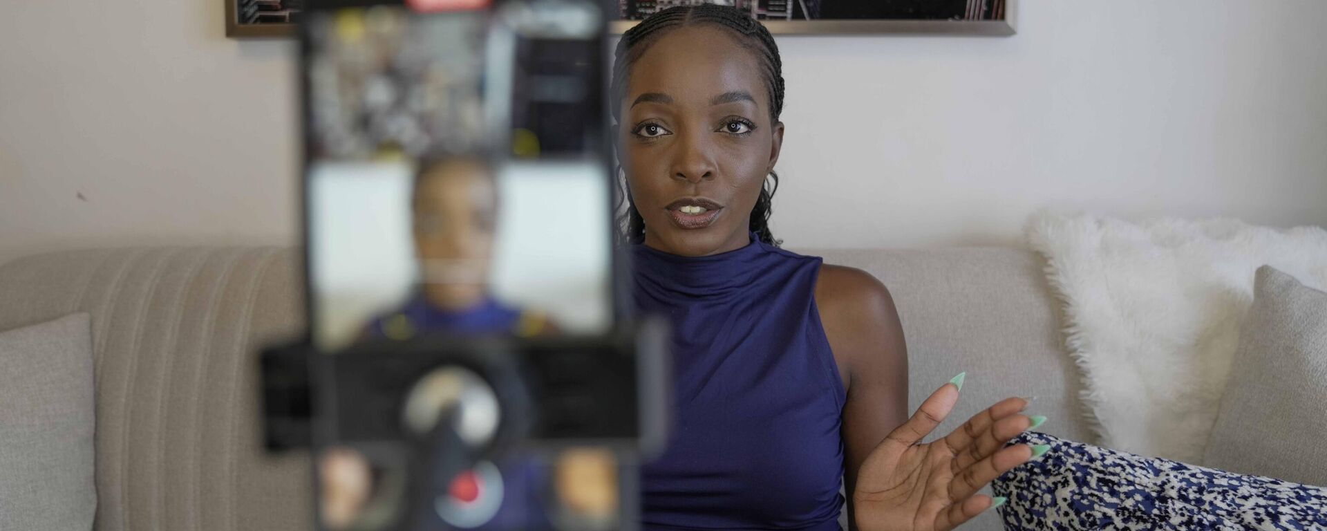 Valerie Akoko, criadora de conteúdo digital, grava um vídeo para TikTok em sua casa em Tatu City, uma cidade startup que busca resolver os problemas de urbanização da África, em Nairóbi, Quênia, sexta-feira, 25 de outubro de 2024.  - Sputnik Brasil, 1920, 14.05.2025