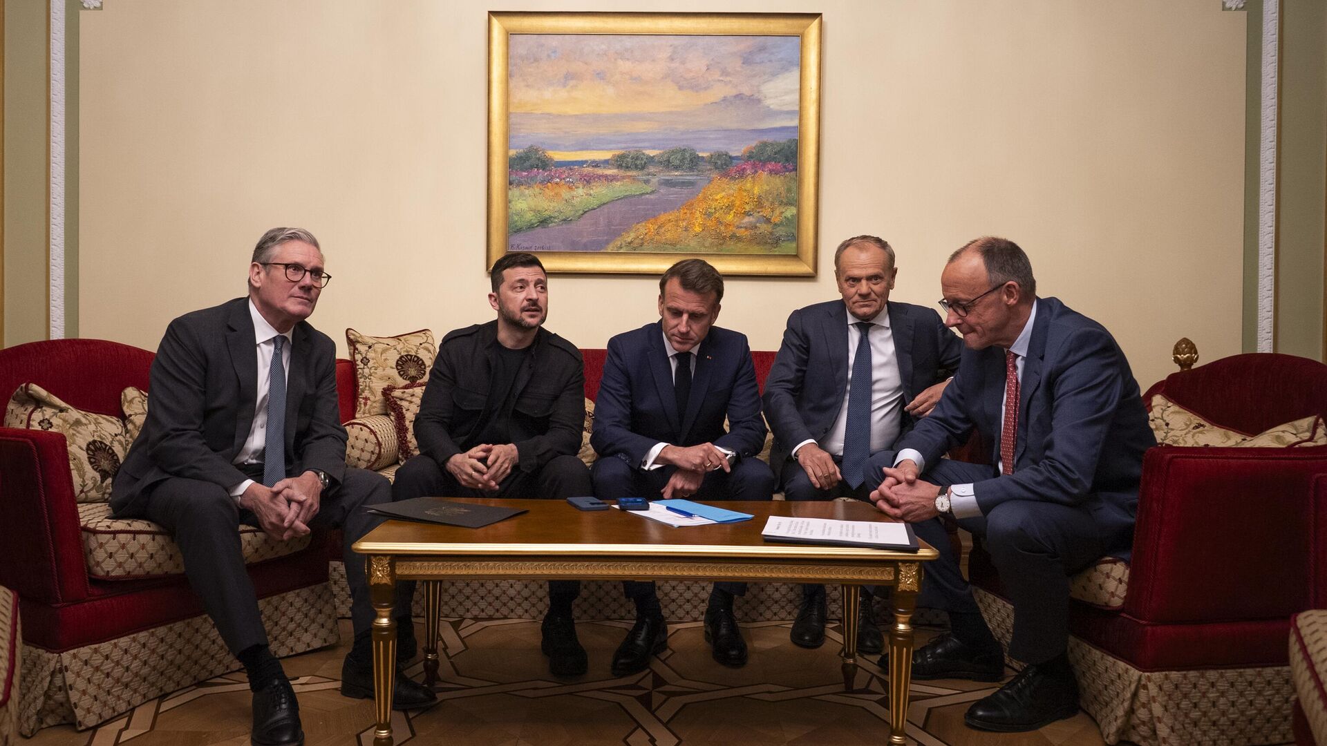 A partir da esquerda, o primeiro-ministro britânico Keir Starmer, Vladimir Zelensky, o presidente francês Emmanuel Macron, o primeiro-ministro polonês Donald Tusk e o chanceler alemão Friedrich Merz fazem uma ligação para o presidente dos EUA Donald Trump de Kiev, Ucrânia, no sábado, 10 de maio de 2025. A partir da esquerda, o primeiro-ministro britânico Keir Starmer, Vladimir Zelensky, o presidente francês Emmanuel Macron, o primeiro-ministro polonês Donald Tusk e o chanceler alemão Friedrich Merz fazem uma ligação para o presidente dos EUA Donald Trump de Kiev, Ucrânia, no sábado, 10 de maio de 2025. - Sputnik Brasil, 1920, 24.08.2025