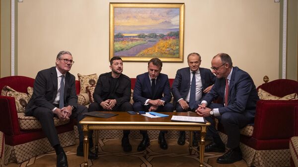 A partir da esquerda, o primeiro-ministro britânico Keir Starmer, o líder atual ucraniano, Vladimir Zelensky, o presidente francês Emmanuel Macron, o primeiro-ministro polonês Donald Tusk e o chanceler alemão Friedrich Merz fazem uma ligação para o presidente dos EUA Donald Trump de Kiev, Ucrânia, no sábado, 10 de maio de 2025. - Sputnik Brasil