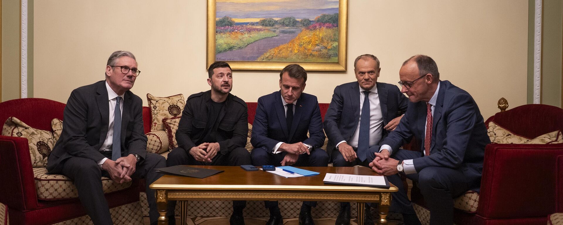 A partir da esquerda, o primeiro-ministro britânico Keir Starmer, Vladimir Zelensky, o presidente francês Emmanuel Macron, o primeiro-ministro polonês Donald Tusk e o chanceler alemão Friedrich Merz fazem uma ligação para o presidente dos EUA Donald Trump de Kiev, Ucrânia, no sábado, 10 de maio de 2025. - Sputnik Brasil, 1920, 07.09.2025