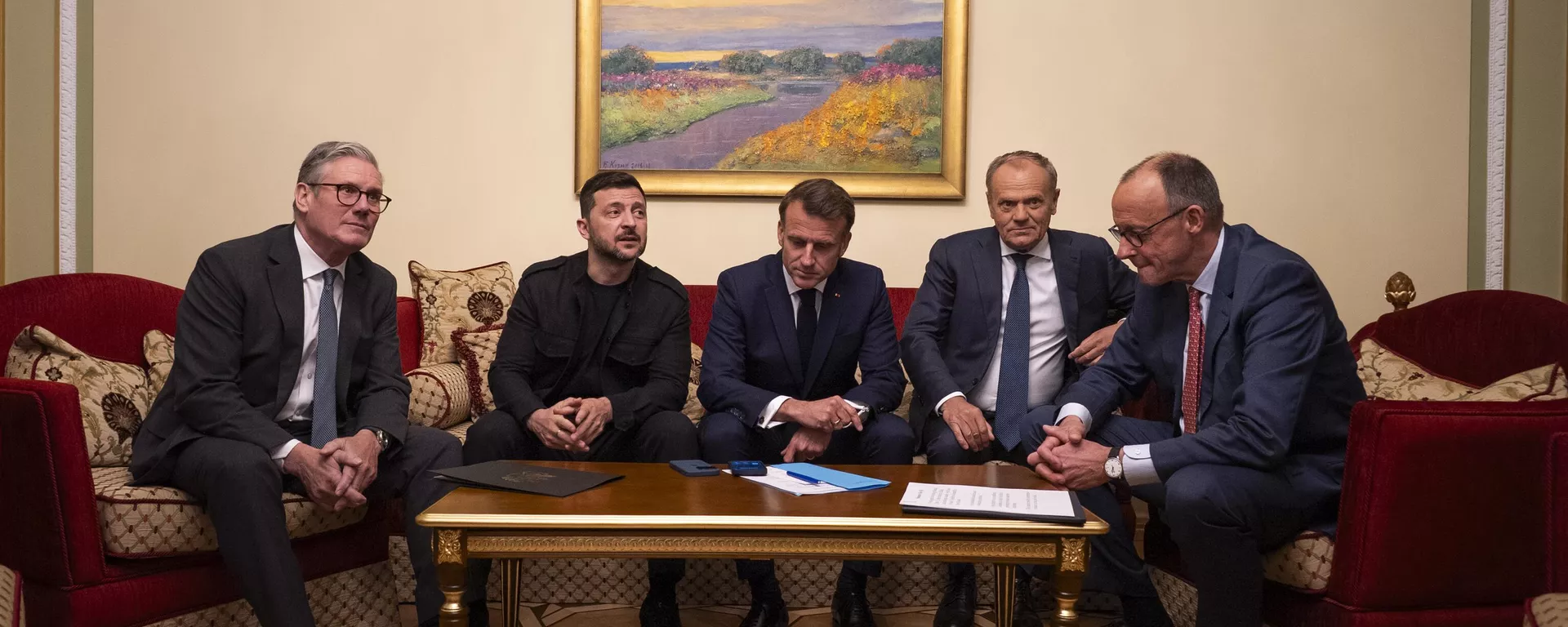 A partir da esquerda, o primeiro-ministro britânico Keir Starmer, o líder atual ucraniano, Vladimir Zelensky, o presidente francês Emmanuel Macron, o primeiro-ministro polonês Donald Tusk e o chanceler alemão Friedrich Merz fazem uma ligação para o presidente dos EUA Donald Trump de Kiev, Ucrânia, no sábado, 10 de maio de 2025. - Sputnik Brasil, 1920, 15.05.2025