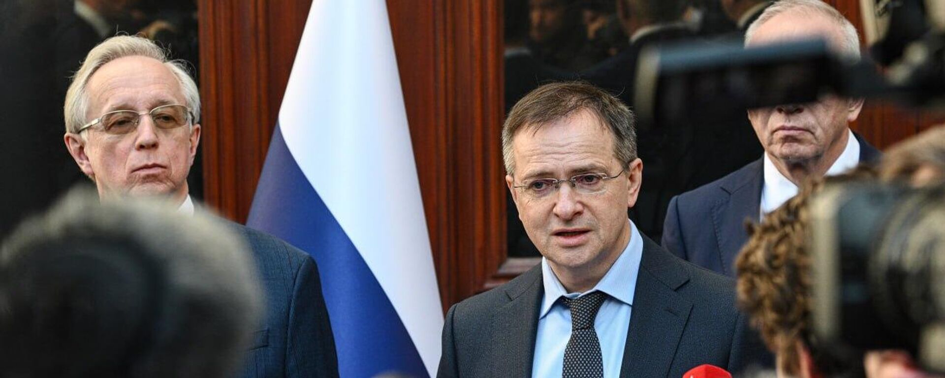 O assessor presidencial russo e chefe da delegação russa nas negociações russo-ucranianas, Vladimir Medinsky, discursa para a mídia em Istambul, 15 de maio de 2025 - Sputnik Brasil, 1920, 15.05.2025