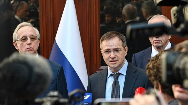 O assessor presidencial russo e chefe da delegação russa nas negociações russo-ucranianas, Vladimir Medinsky, discursa para a mídia em Istambul, 15 de maio de 2025 - Sputnik Brasil