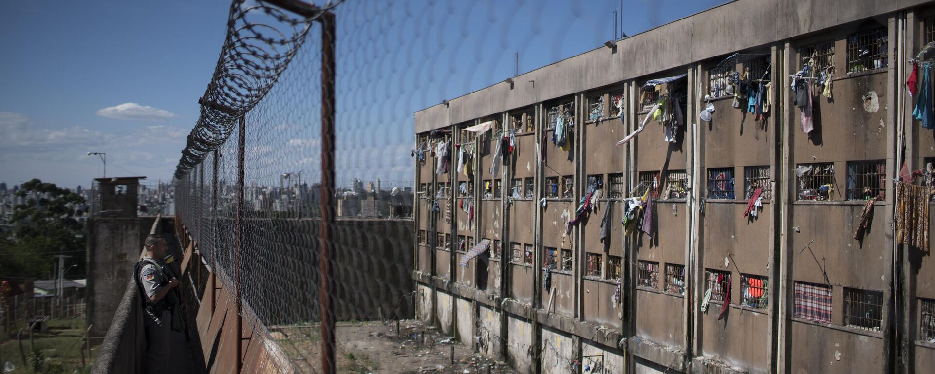 Policial monta guarda do lado de fora do Presídio Central de Porto Alegre, no Rio Grande do Sul. Brasil, 30 de novembro de 2015 - Sputnik Brasil, 1920, 15.05.2025