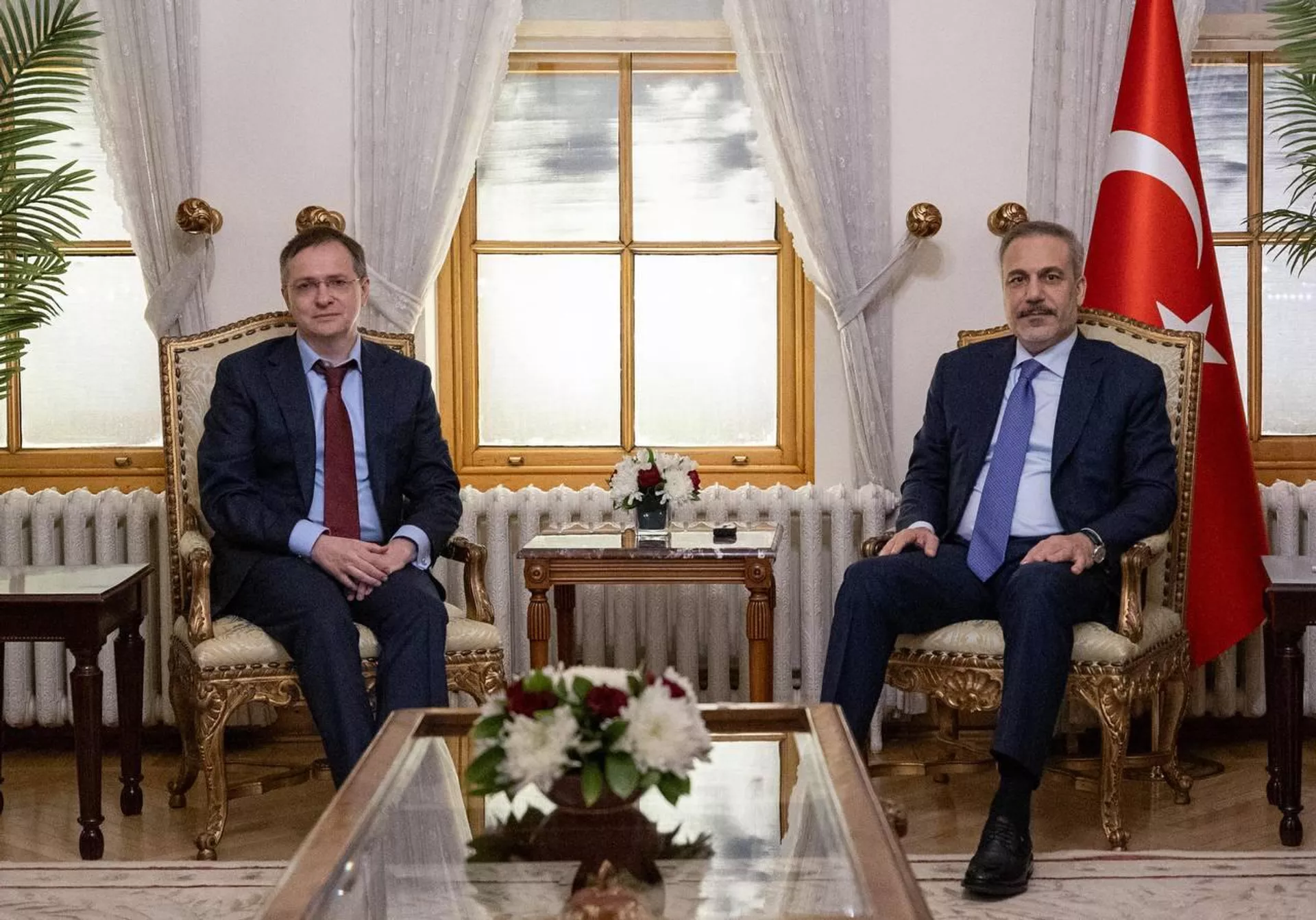 O chanceler turco, Hakan Fidan (à direita), e o representante russo Vladimir Medinsky no Palácio Dolmabahce, em Istambul. Turquia, 15 de maio de 2025 - Sputnik Brasil, 1920, 15.05.2025